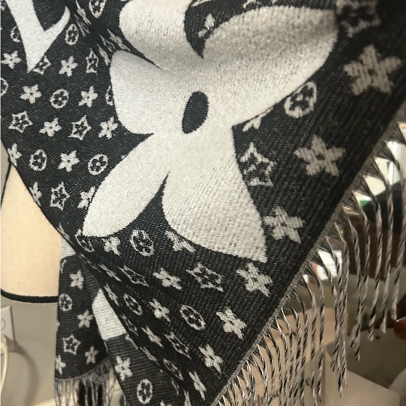 Black and White Cashmere Scarf- LV Pattern - Picture 2 of 3